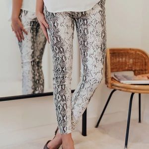 NWT I&M Bella belted skinny jeans. Size 9